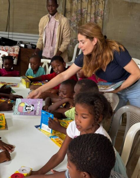 Sonia con niños de la asociación Sonia con niños de la asociación