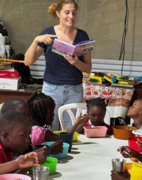 Sonia enseñando a niños Sonia enseñando a niños