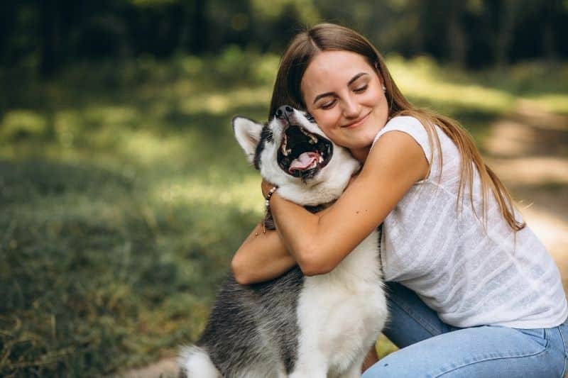 Chica abrazando a su perro