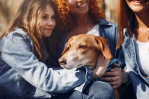 Familia abrazando a su perro