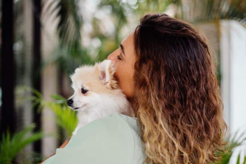 chica abrazando a su perro